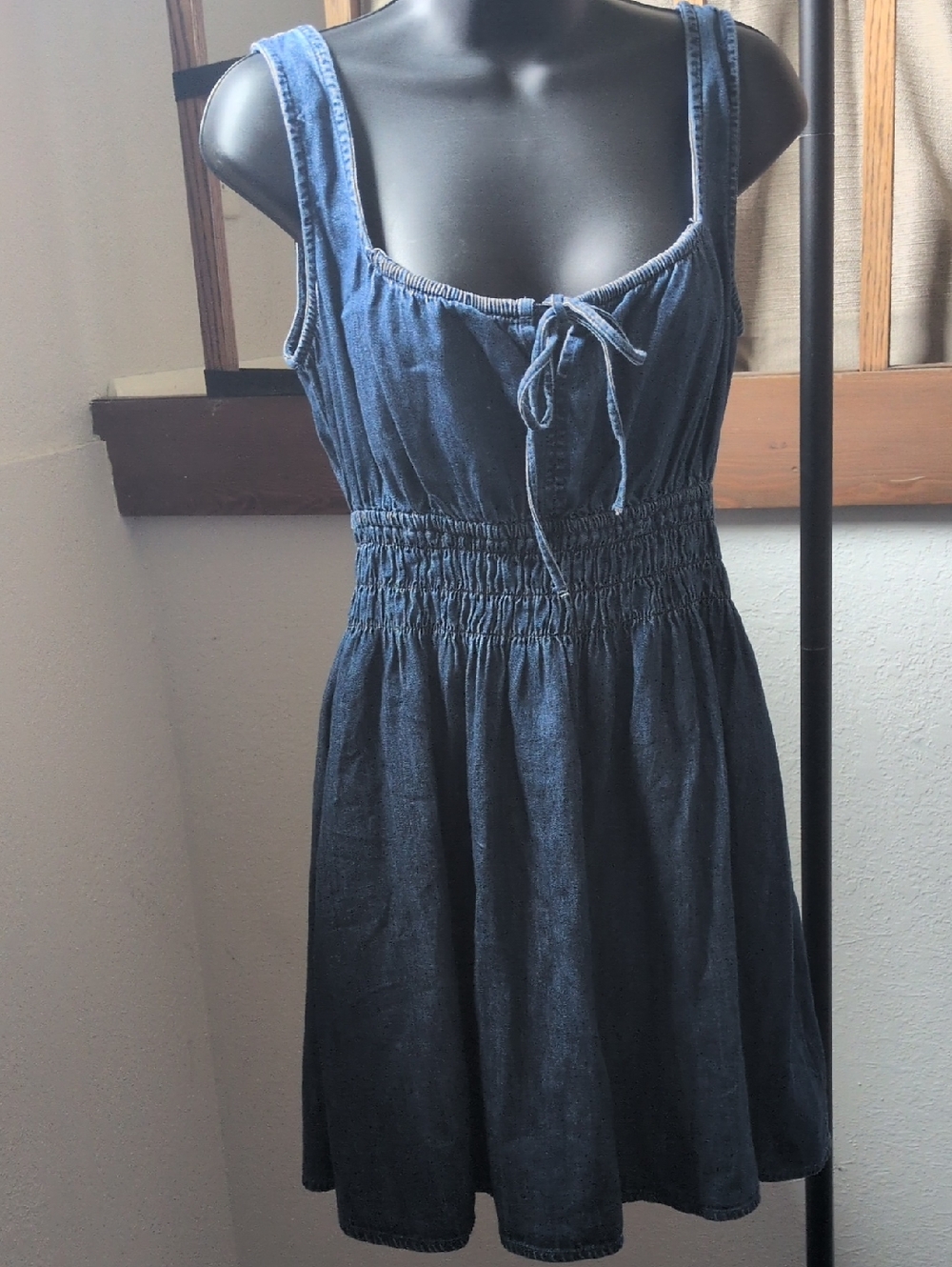 ✨ Nwt  Gap Denim Tie-Front Smocked Waist Mini Dress Size S - Picture 2 of 9